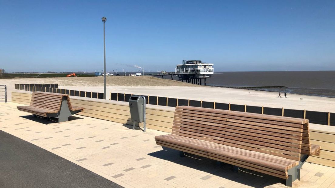 Bankjes langs het nieuwe strand in Delfzijl