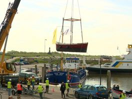 Spektakel in de haven van Harlingen: sloepen met kraan te water voor HT-race