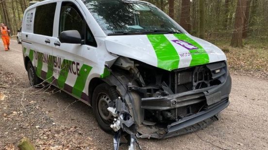 Pech voor dierenambulance: busje total loss na botsing