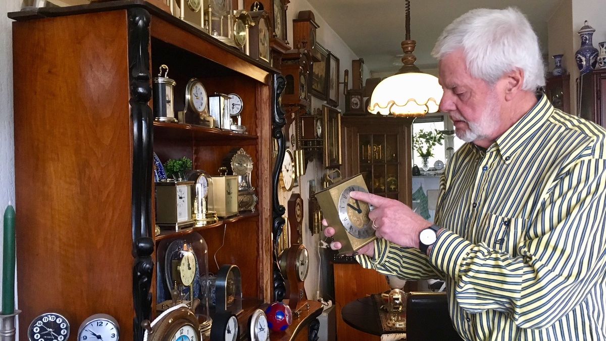 Bert ten Hoeve moet zo'n 150 klokken verzetten vanwege de zomertijd