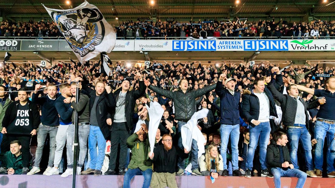 Supporters van Heracles tijdens de vorige Twentse derby in Almelo