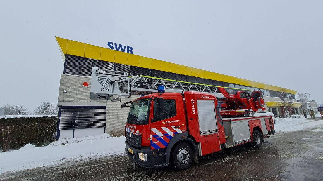 Problemen met het dak van de SWB in Hengelo. De brandweer komt een kijkje nemen.