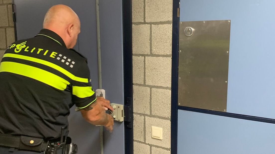 De winkeldief is naar een cel gebracht
