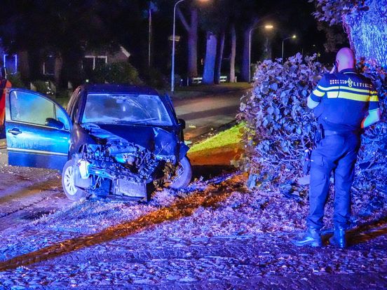 Auto botst tegen boom in Emmen, inzittenden gewond