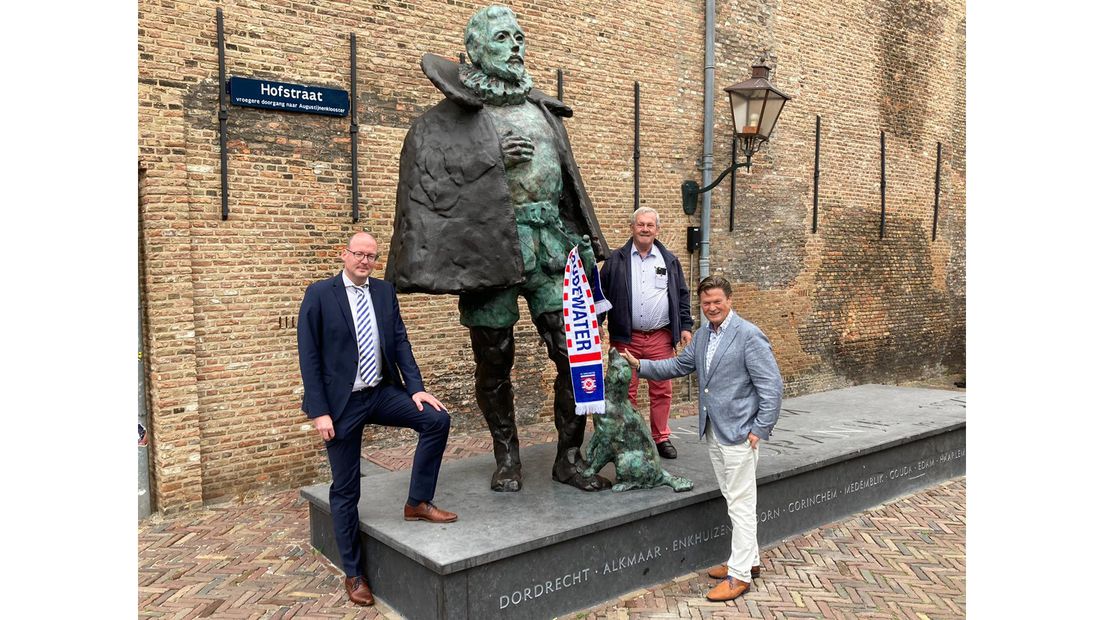 Wethouder Bas de Lont bij standbeeld in Dordrecht