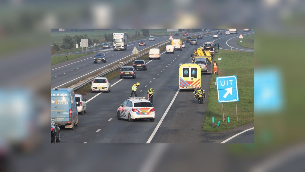 Lange file op de A7 bij Frieschepalen na eenzijdig ongeluk
