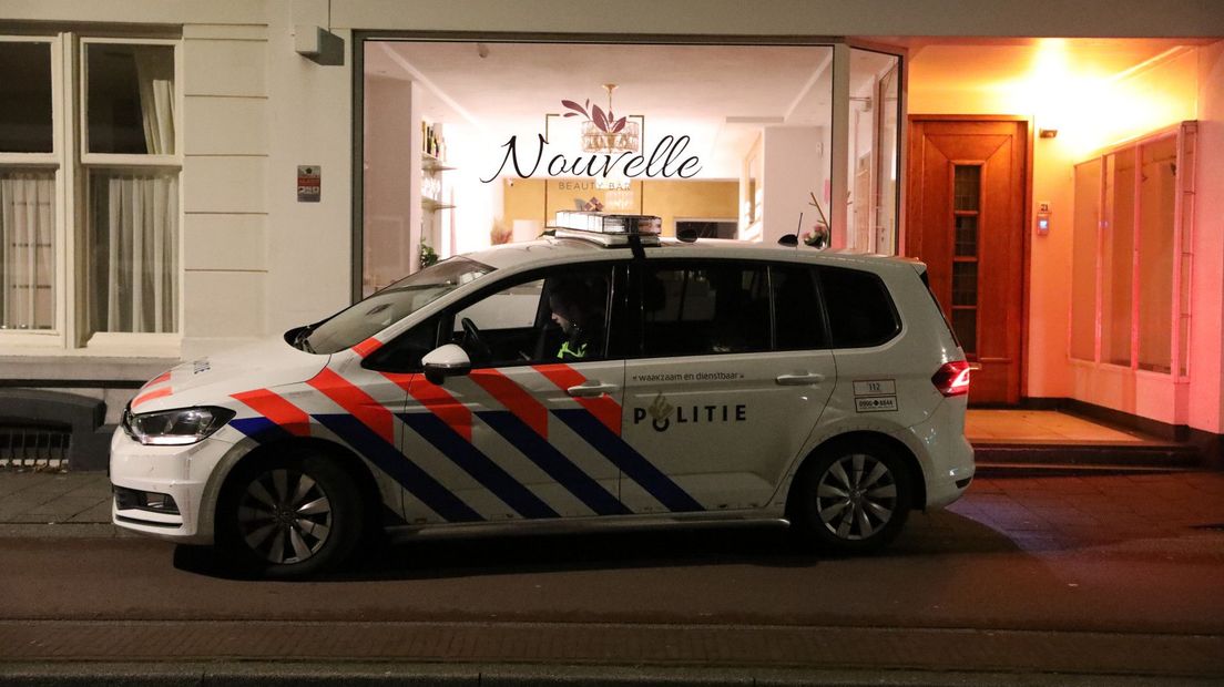 Politie aanwezig bij de beschoten schoonheidssalon aan de Laan van Meerdervoort | Regio 15