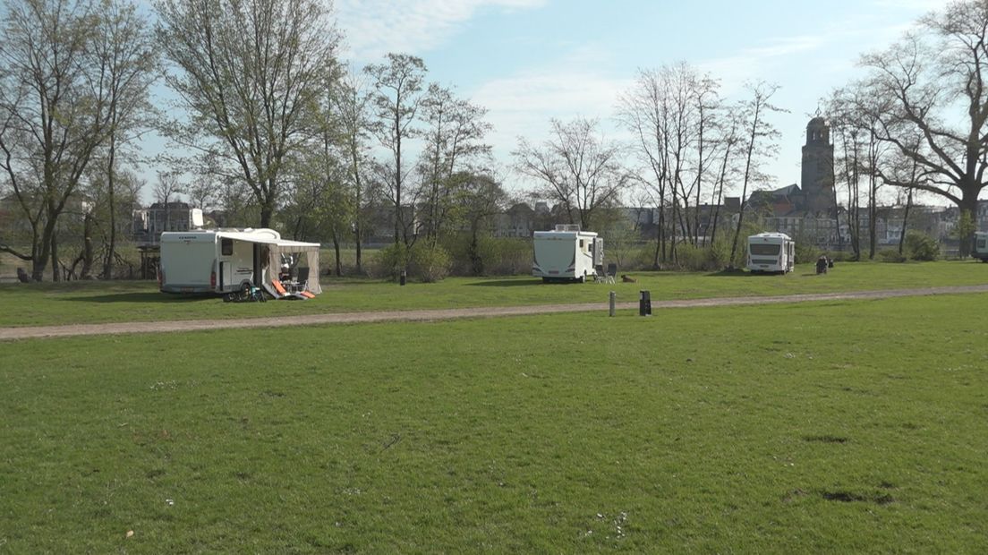 De campers op de Deventer stadscamping staan nu minstens 10 meter uit elkaar