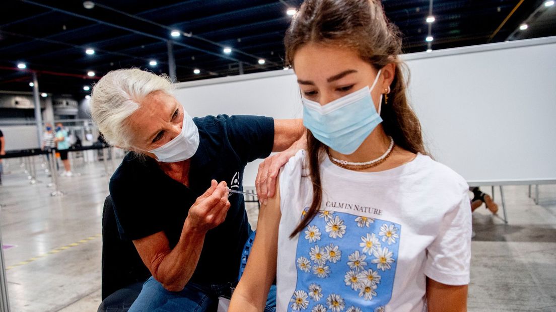 Meisje krijgt corona vaccin