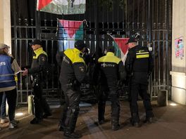 Politie begint met ontruiming protestkamp op binnenterrein Universiteitsbibliotheek Utrecht