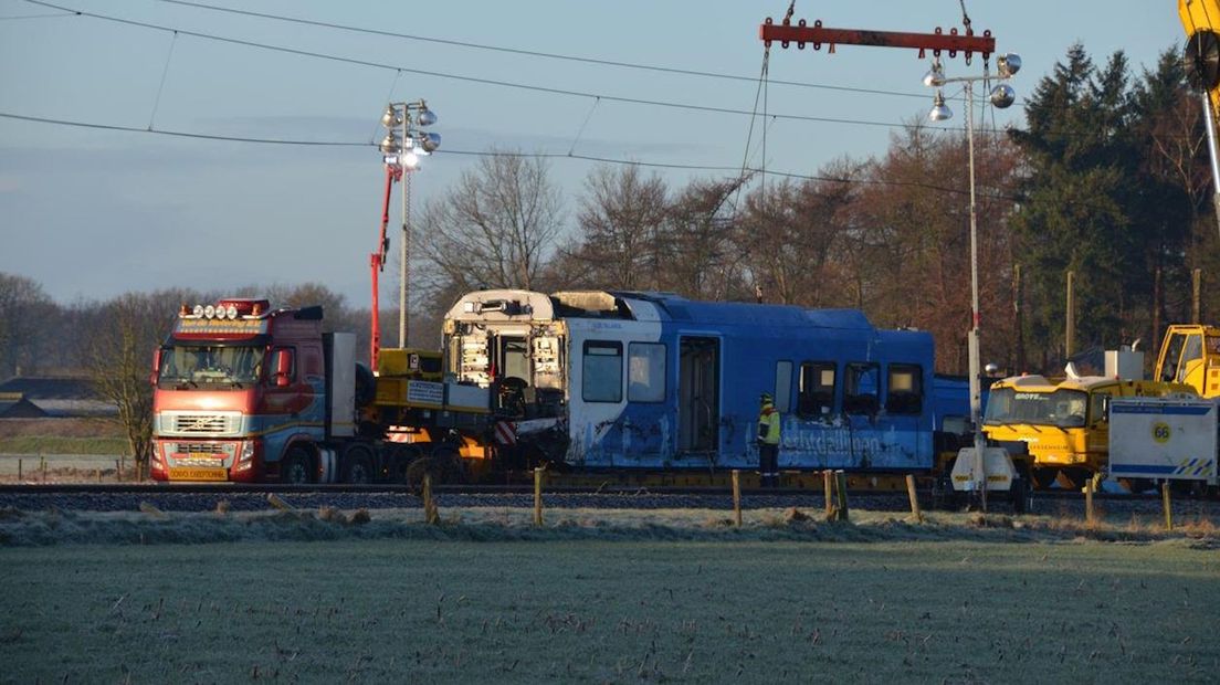 Rijtuig van treinstel wordt afgevoerd met dieplader