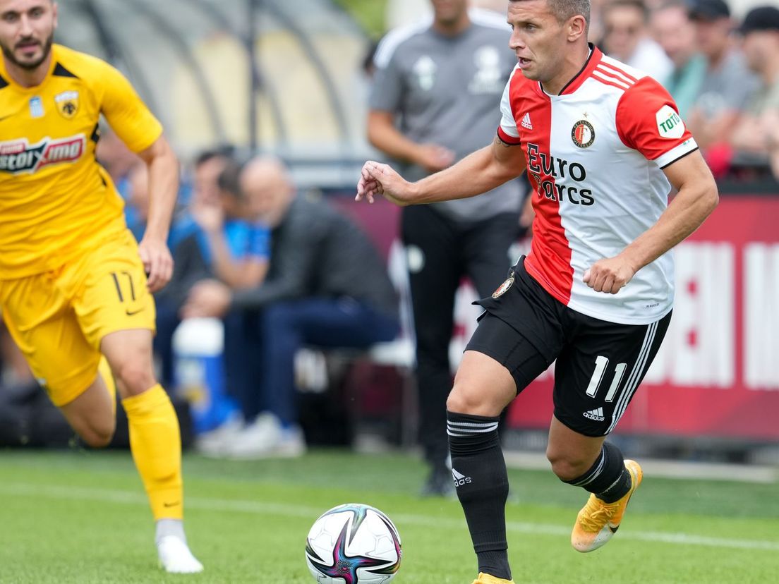 Feyenoord-aanvaller Bryan Linssen aan de bal tegen AEK Athene