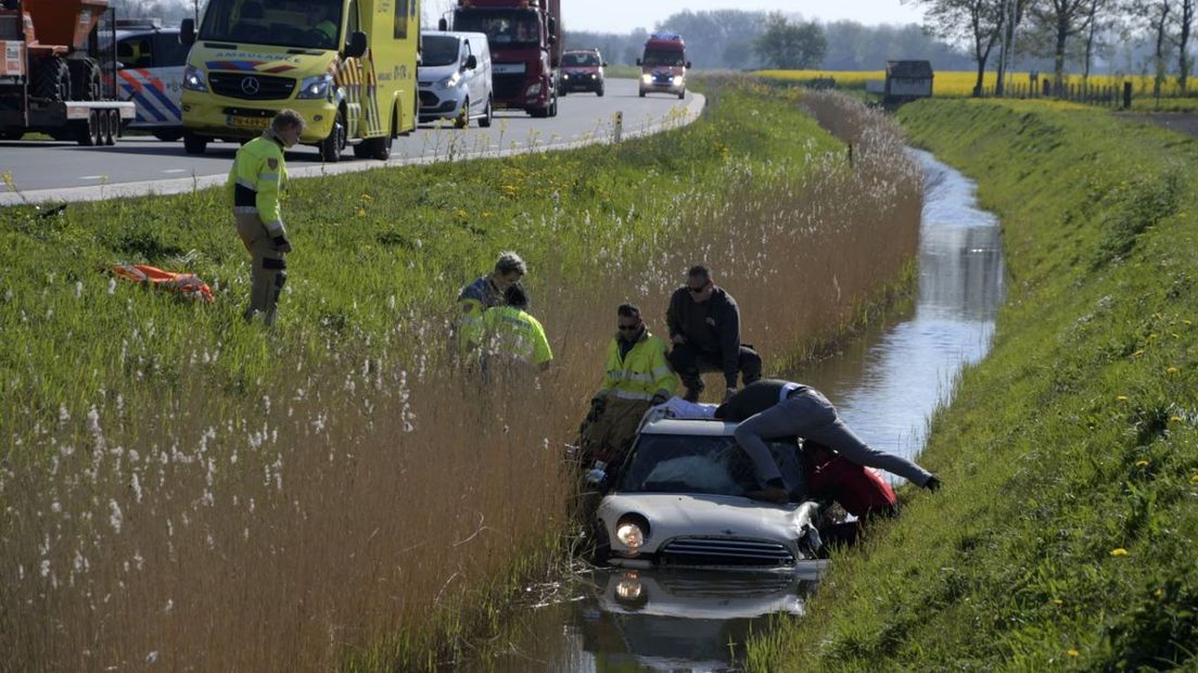 Een van de twee auto's eindigde in de sloot