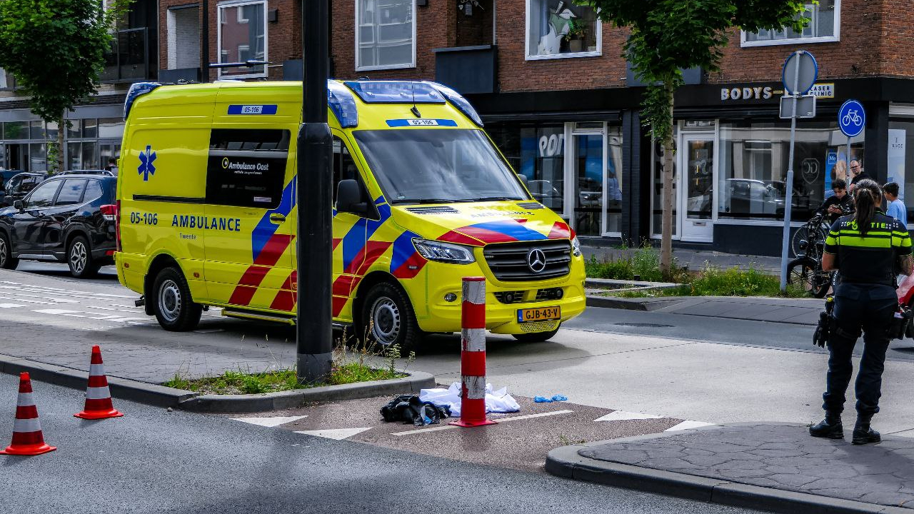 Voetganger gewond bij aanrijding met motor in Enschede.
