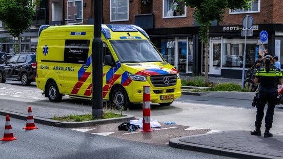 Voetganger gewond bij aanrijding met motor in Enschede. Voetganger gewond bij aanrijding met motor in Enschede.