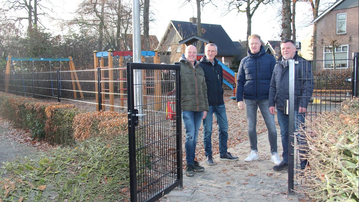 Saasveld plaatst hek om speeltuin tegen vandalen
