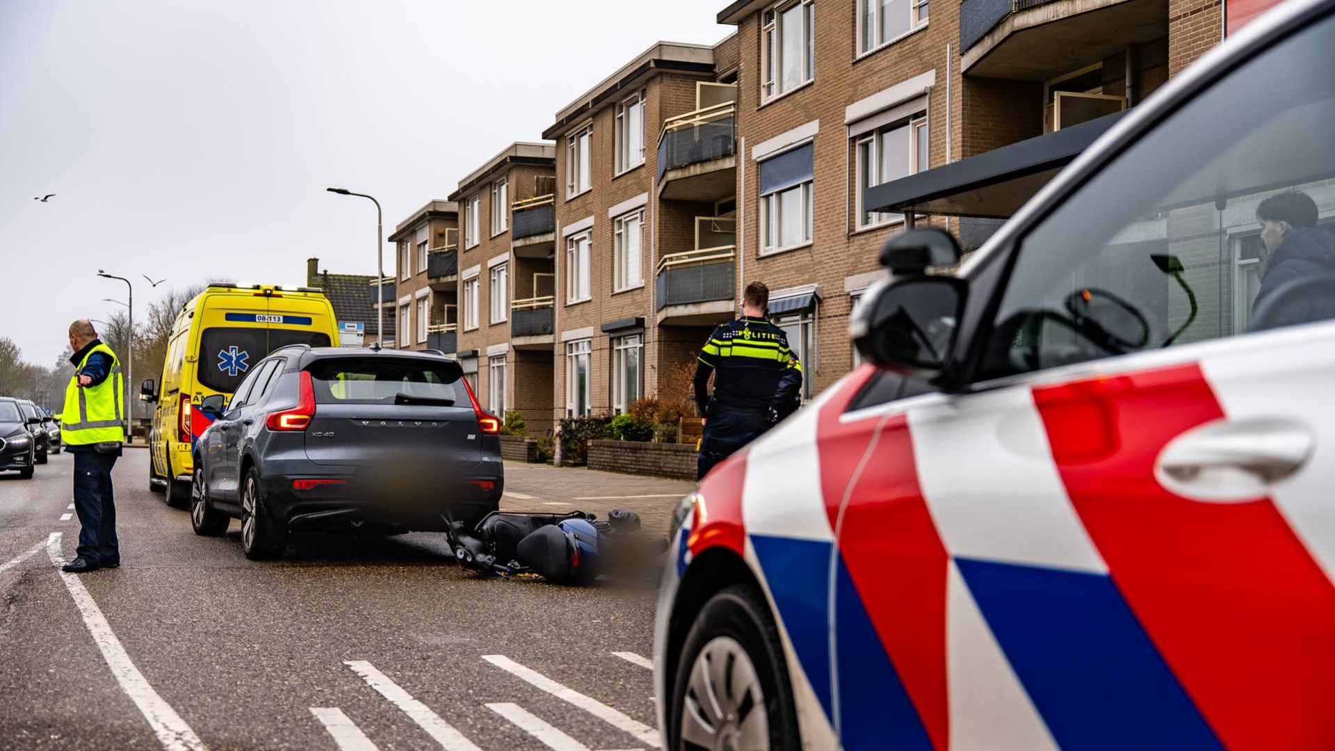Scooterrijder botst op auto • bewoner voorkomt autobrand