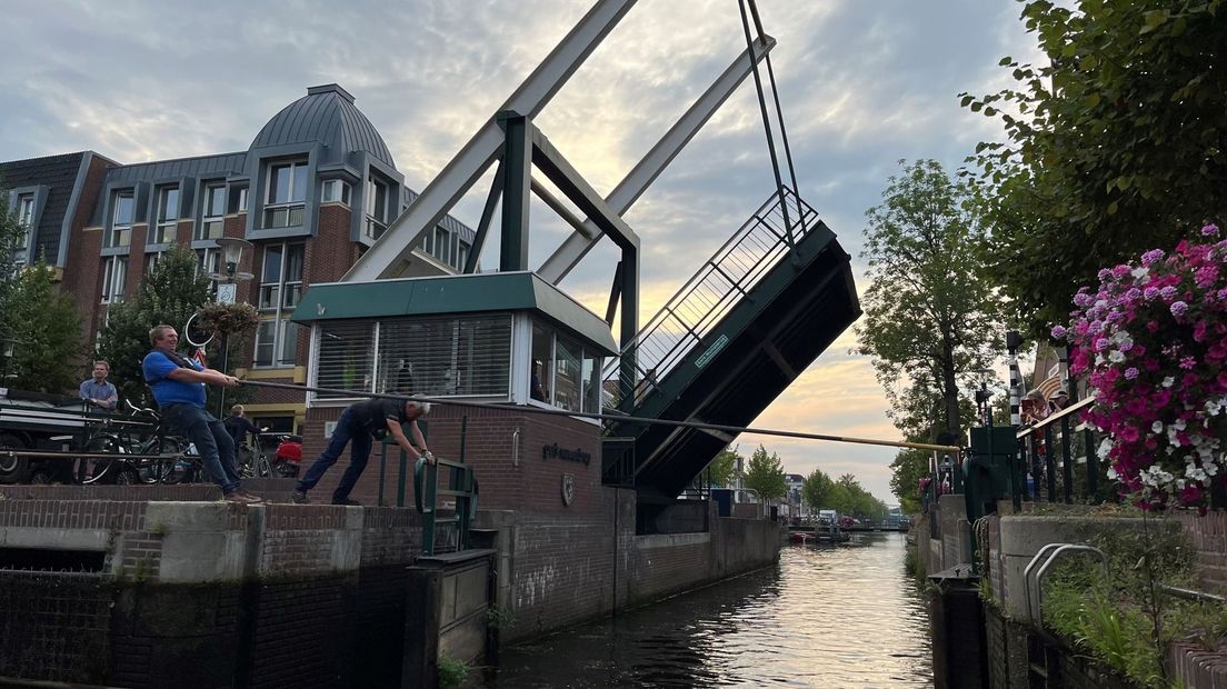 De brêge op De Gordyk giet iepen foar de Turfvaarttocht