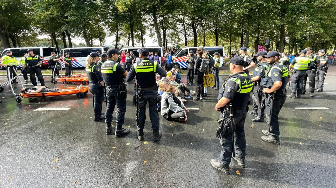 Demonstranten worden aangehouden en met brancards weggereden
