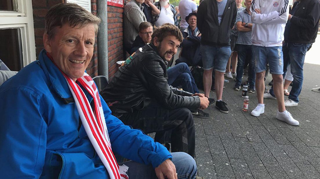 André Wielens bracht de nacht bij stadion de Oude Meerdijk door (Rechten: RTV Drenthe / Josien Feitsma)