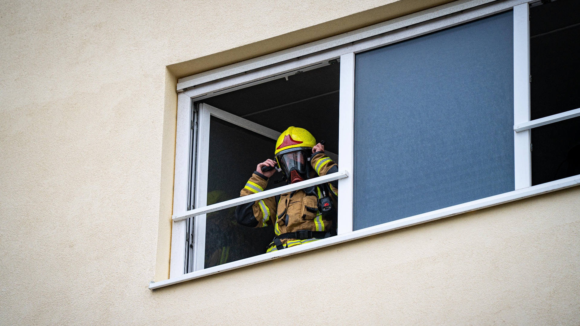Er kwam korte tijd veel rook bij vrij, maar de brandweer wist het vuur redelijk snel onder controle te krijgen.