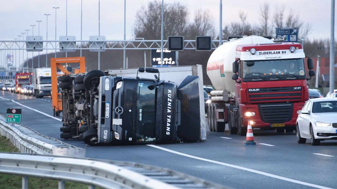 Op de A13 waaide in 2018 tijdens een storm deze vrachtauto om