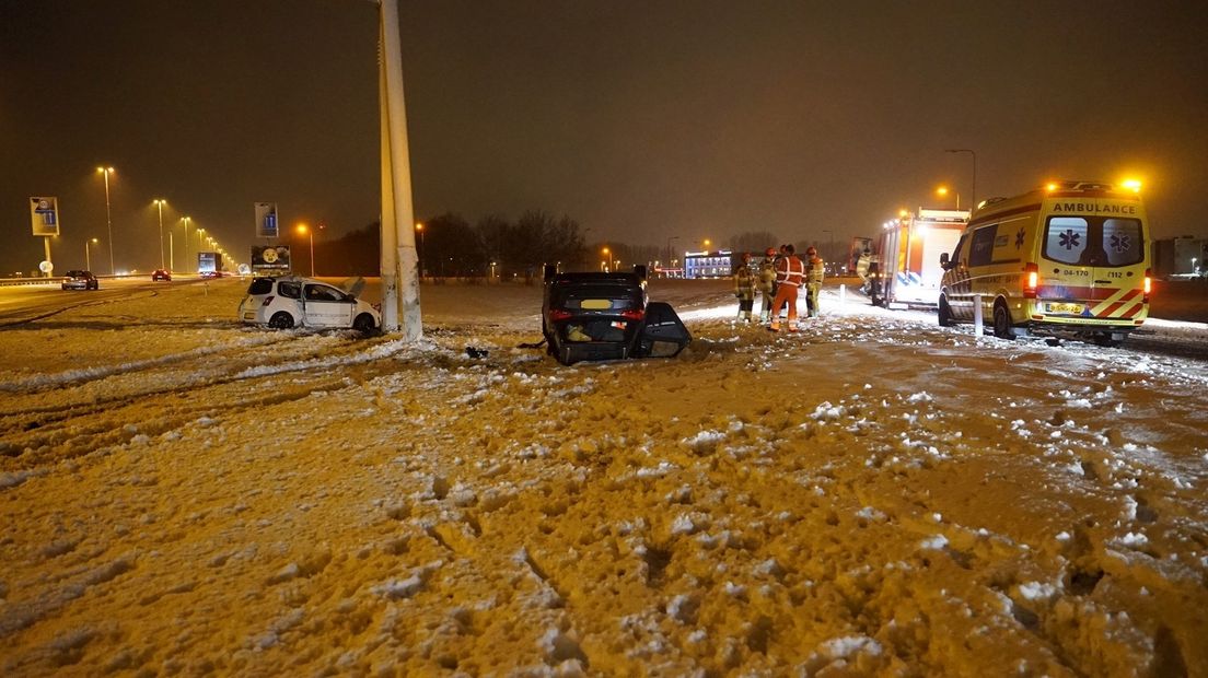 Auto vliegt over de kop in Deventer