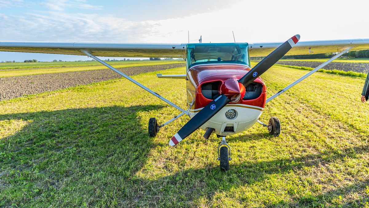 Vliegtuig maakt noodlanding in weiland bij Munnekezijl