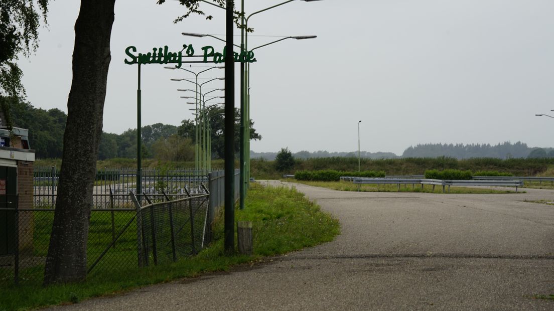 De parkeerplaats van Smithy's Palace ligt er al tijden verlaten bij (Rechten: RTV Drenthe/Andries Ophof)