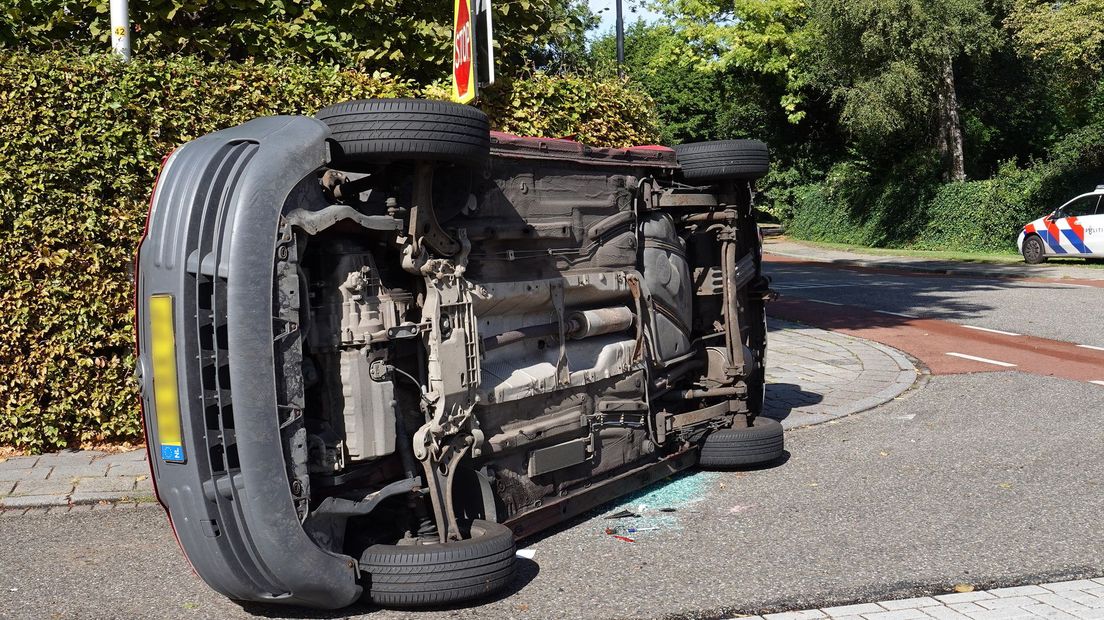 Bestelauto gekanteld na botsing