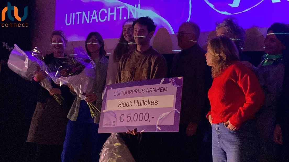 Winnaar Sjaak Hullekes met de cheque