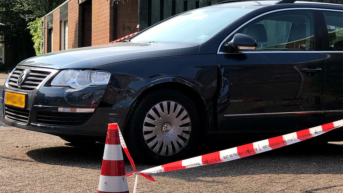 De verdachte raakte niet de agenten, maar wel hun auto.