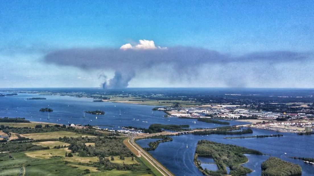 Op het Artillerie Schietkamp bij Oldebroek heeft zondag een grote heidebrand gewoed. Volgens de veiligheidsregio ging het om een gebied van zo'n 200 bij 600 meter.