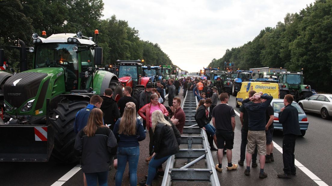 Boeren op de A37 bij Zwartemeer