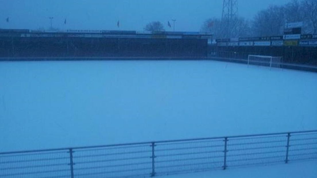 Besneeuwd veld van de Adelaarshorst in Deventer