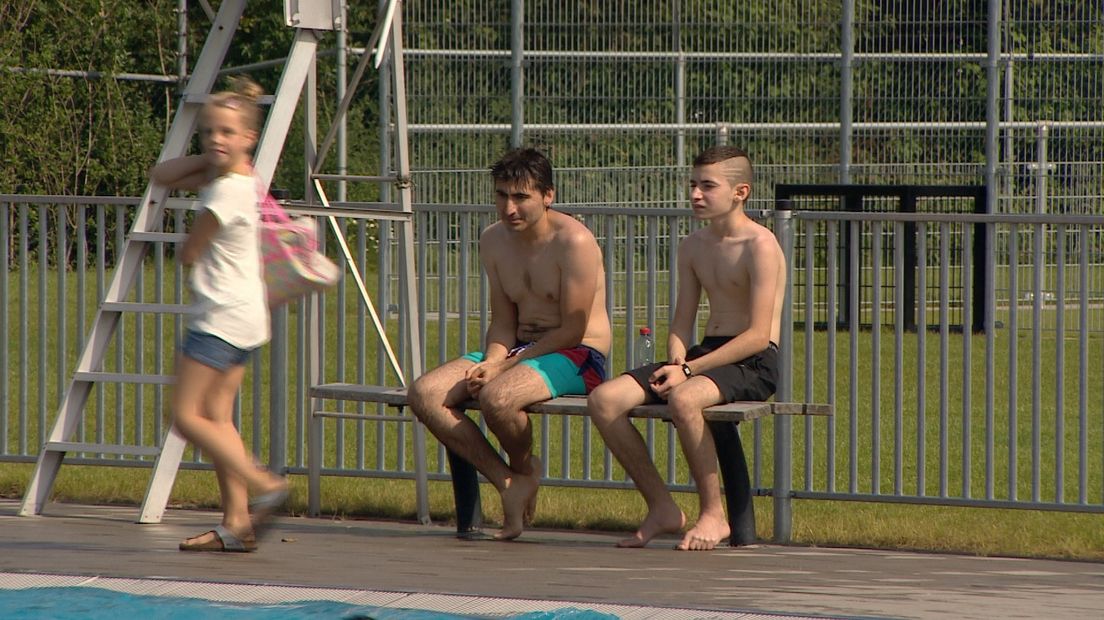 Jongeren bij buitenbad Terneuzen