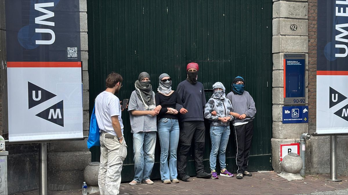 Pro-Palestijnse studenten blokkeren ingangen UM