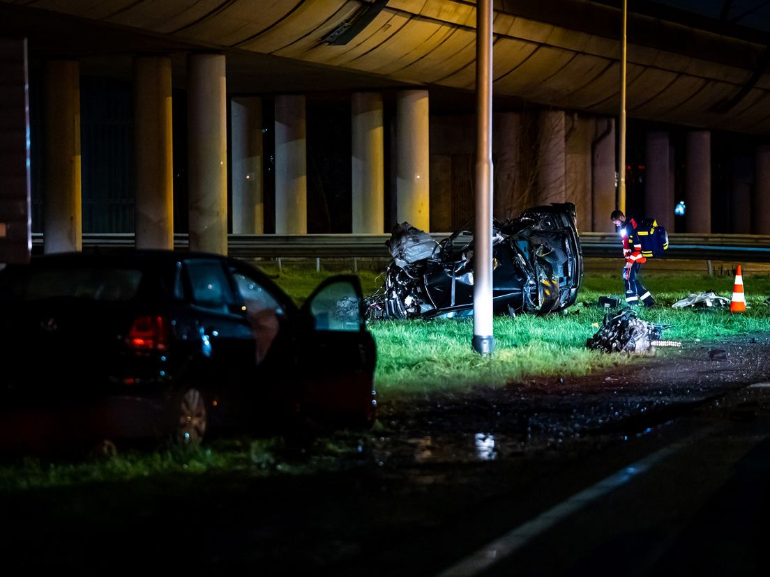 Het autowrak van het omgekomen gezin in de berm van de Groene Kruisweg in Rotterdam-Zuid