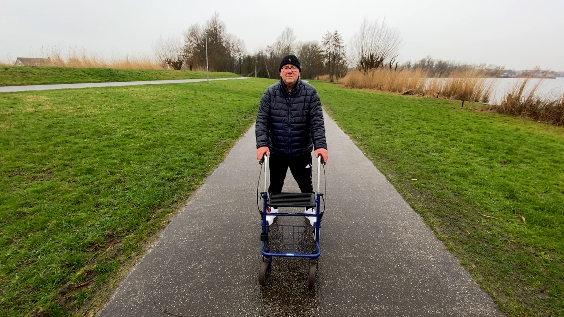 Ex-alcoholist Thomas (75) loopt kwart marathon met rollator: 'Een cadeautje van meneer Heineken'