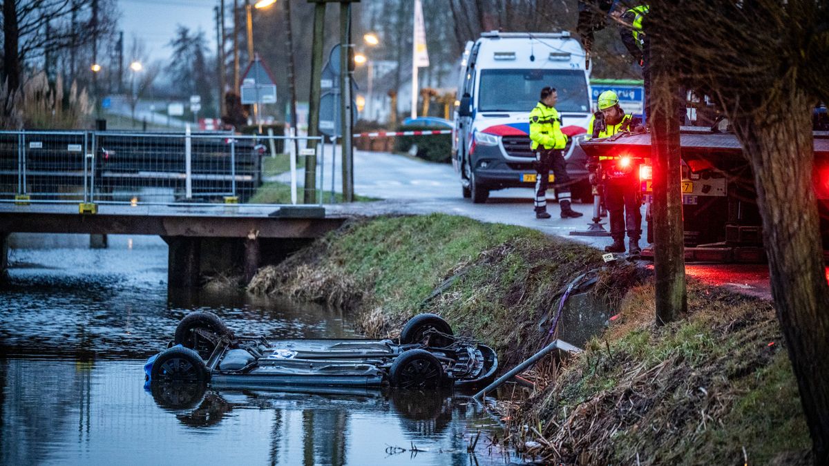 Automobilist rijdt na 50 meter de sloot in en overlijdt, raadsel wat er is gebeurd