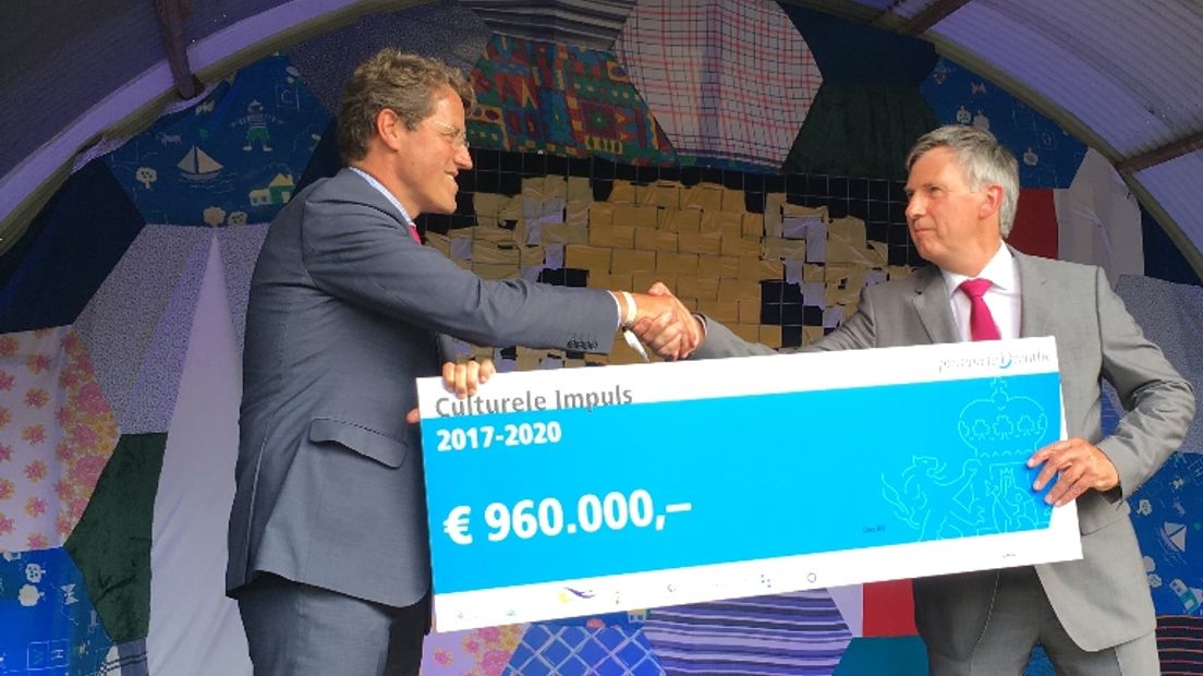 Burgemeester Eric van Oosterhout krijgt de cheque uit handen van gedeputeerde Cees Bijl (Rechten: RTV Drenthe/Margriet Benak)