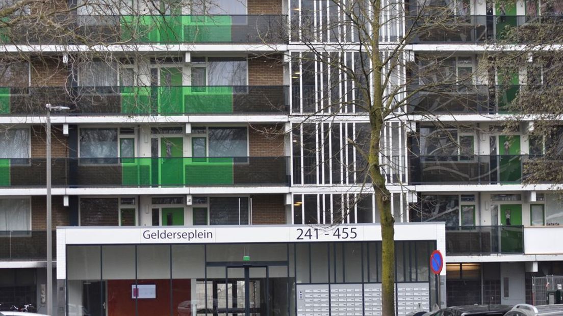 De entree van de flat aan het Gelderse Plein