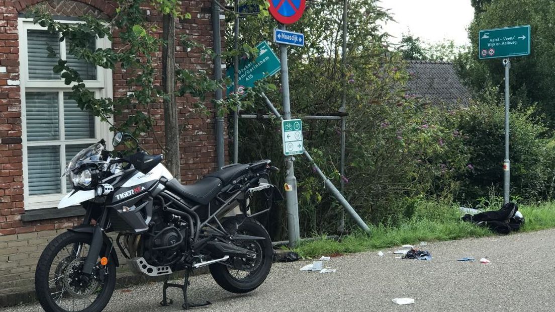 Op de Maasdijk in Aalst (gemeente Zaltbommel) is zondagmorgen een motorrijder bekneld komen te zitten tussen een lantaarnpaal en een woning.