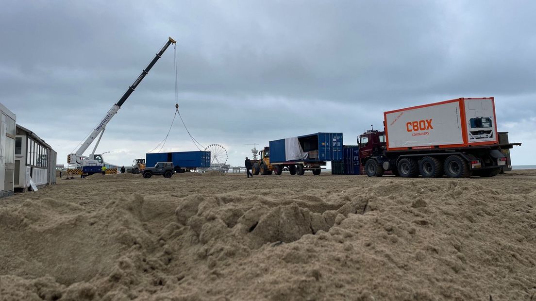 Op het Scheveningse strand wordt opgebouwd