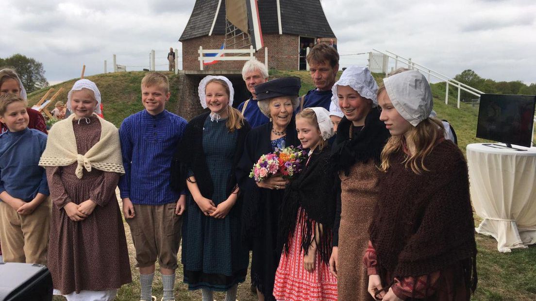 Prinses Beatrix bij de molen.