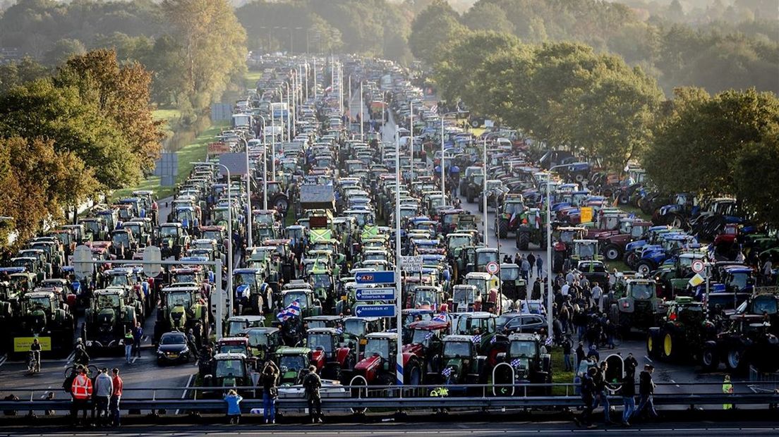 Boeren die trekkers parkeerden voor de demonstratie bij het RIVM