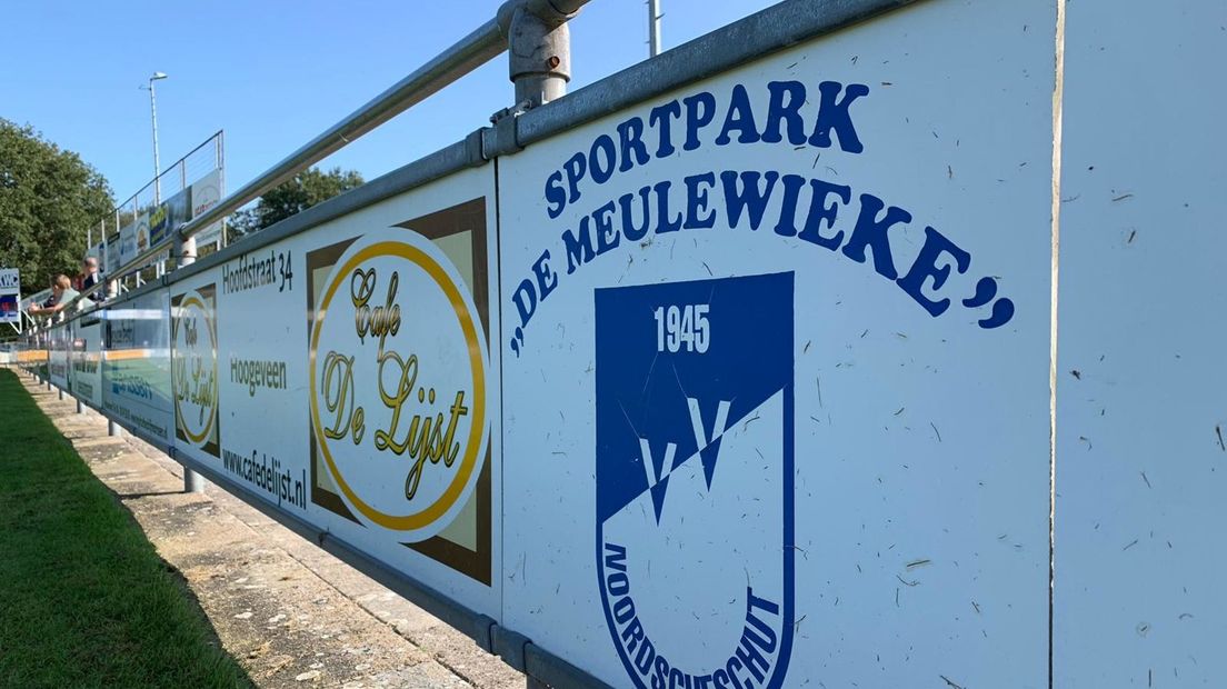 De reclameborden van sportpark De Meulenwieke, waar VV Noordscheschut voetbalt (Rechten: RTV Drenthe/Stijn Steenhuis)