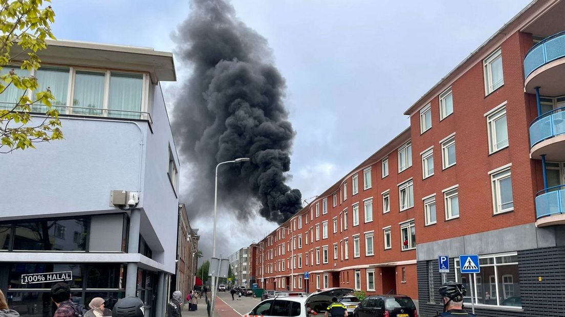 Zwarte rook bij de brand