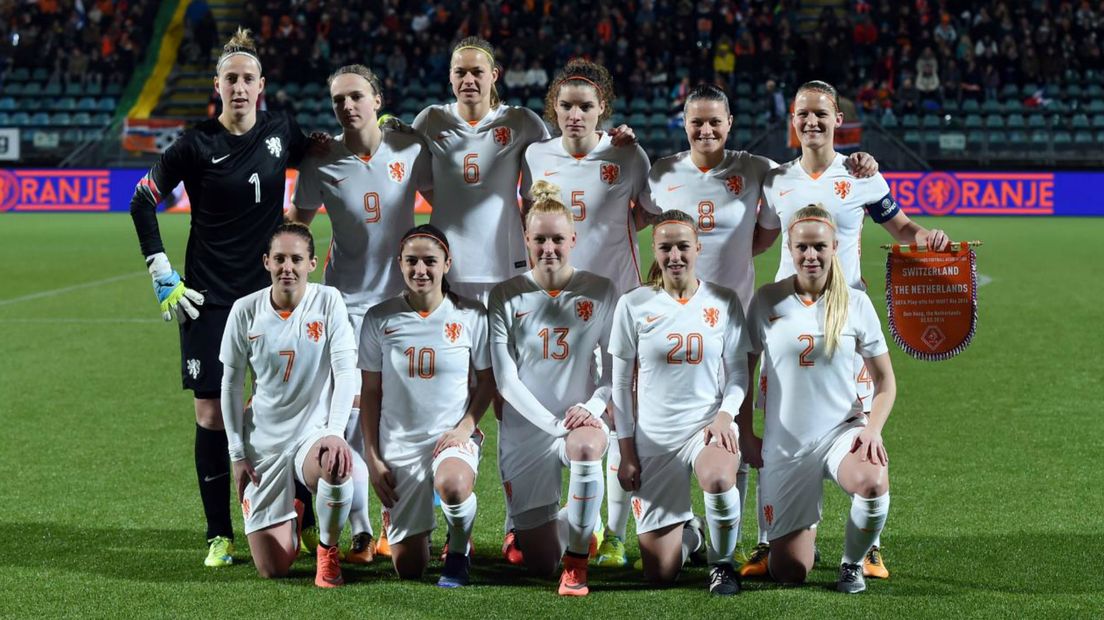 Oranje-voetbalsters tegen Zwitserland in het Kyocera Stadion.