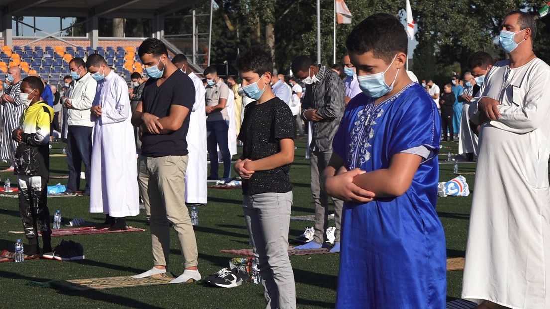 Zo wordt het jaarlijkse Eid-gebed verricht bij voetbalvereniging Alphia